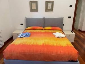 ein Schlafzimmer mit einem großen Bett mit einer farbenfrohen Tagesdecke in der Unterkunft Le Palme - Appartamento elegante e moderno con garage privato in Padua