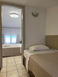 Postel nebo postele na pokoji v ubytování Seafront Family Apartment Ellie