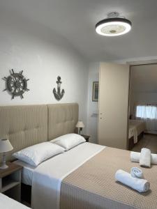 Postel nebo postele na pokoji v ubytování Seafront Family Apartment Ellie