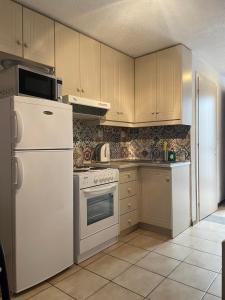 Kuchyň nebo kuchyňský kout v ubytování Seafront Family Apartment Ellie