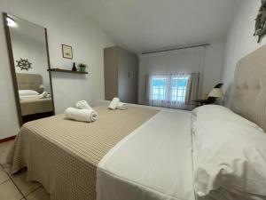Postel nebo postele na pokoji v ubytování Seafront Family Apartment Ellie