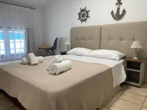 Postel nebo postele na pokoji v ubytování Seafront Family Apartment Ellie