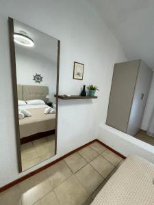 Postel nebo postele na pokoji v ubytování Seafront Family Apartment Ellie