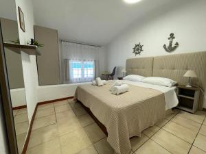 Postel nebo postele na pokoji v ubytování Seafront Family Apartment Ellie