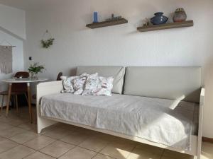 Postel nebo postele na pokoji v ubytování Seafront Family Apartment Ellie