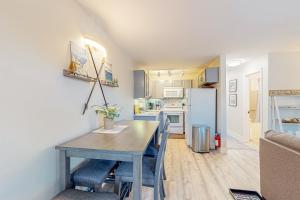 uma cozinha e sala de jantar com uma mesa e um frigorífico em Tranquil Haven Retreat - DSTR1068 em Stateline