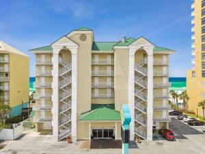 un edificio con un parquímetro delante de él en Beach Tower Beachfront Hotel, a By The Sea Resort, en Panama City Beach