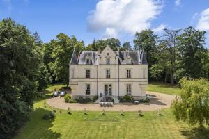 - une vue aérienne sur une grande maison blanche avec des arbres dans l'établissement Château de Mont-Félix, à Saint-Jean-Saint-Germain