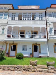 Casa blanca grande con pared de piedra en Casona del Sol El Retorno II - RECIEN REFORMADO, en Lastres