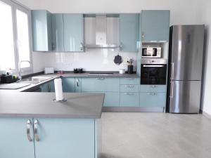 A kitchen or kitchenette at La casa rosada (The pink house)