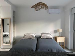 un letto con due cuscini in una camera da letto di Adrogué Apartments, zona céntrica de Adrogué a Adrogué