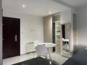 una habitación con mesa y sillas y un dormitorio en Adrogué Apartments, zona céntrica de Adrogué en Adrogué