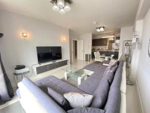 un soggiorno con divano e TV di Contemporary City Centre Apartment in The Aspect a Cardiff