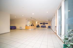 una grande camera con un grande pavimento piastrellato bianco di Contemporary City Centre Apartment in The Aspect a Cardiff