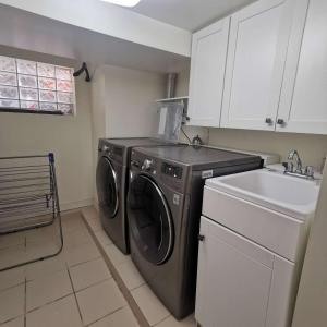 eine Küche mit einer Waschmaschine und einem Waschbecken in der Unterkunft Toronto central area double bed room in Toronto