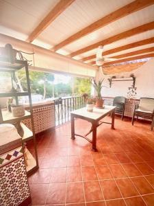 a room with a table and a balcony at Casa Merche in San José