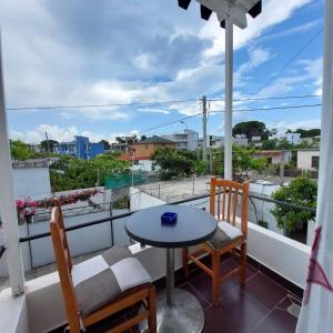 Un balcón con mesa y sillas y una vista en Lion's rooms, en Vlorë