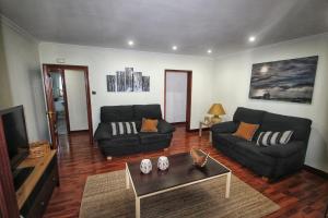 a living room with a couch and a table at Aurrekoetxea 36 VR, Talako Izarra in Bermeo