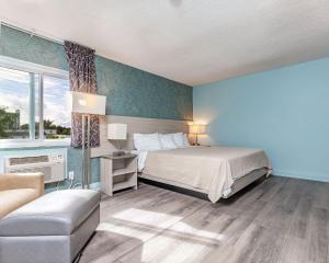 pokój hotelowy z łóżkiem i kanapą w obiekcie Mamma's Inn w mieście Niagara Falls