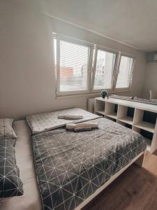 una camera con un letto con due cuscini sopra di Studio Apartment Sanya #2 a Lubiana
