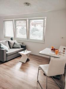 un soggiorno con divano e tavolo di Studio Apartment Sanya #2 a Lubiana