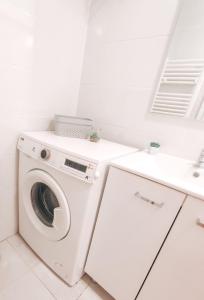 una lavanderia bianca con lavatrice di Studio Apartment Sanya #2 a Lubiana