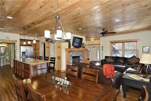 - un salon avec un canapé et une cheminée dans l'établissement Lazy Bear Lodge, à Morrisville