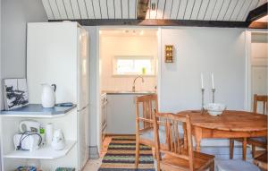 Kuchyň nebo kuchyňský kout v ubytování 2 Bedroom Pet Friendly Home In Beddingestrand