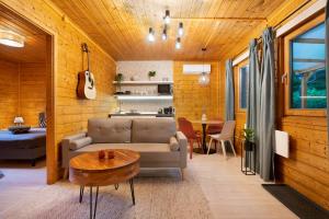 Chillout Apartman Noszvaj في نوسفاج: غرفة معيشة مع أريكة وطاولة