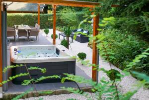 A garden outside Chillout Apartman Noszvaj