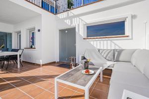 een woonkamer met een bank en een tafel bij Villa Torremimosas in Fuengirola