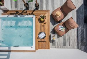 Bazén v ubytování Maison Aqua Suite with Private mini pool jacuzzi nebo v jeho okolí