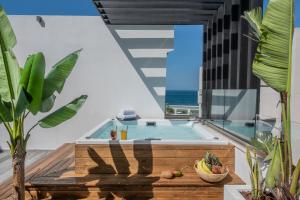 Balkón nebo terasa v ubytování Maison Aqua Suite with Private mini pool jacuzzi