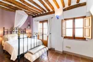 1 dormitorio con 1 cama en una habitación en Casa Buena Vista near Granada, en Albuñuelas