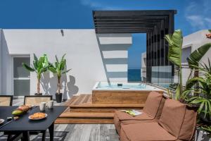 Bazén v ubytování Maison Aqua Suite with Private mini pool jacuzzi nebo v jeho okolí