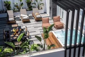 Bazén v ubytování Maison Aqua Suite with Private mini pool jacuzzi nebo v jeho okolí