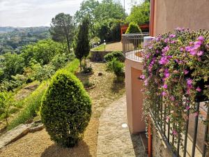 un jardín con flores en un balcón en Panorama Suite en Piazza Armerina