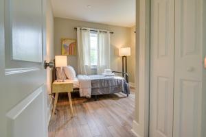 安納波利斯的住宿－Cozy Maryland Retreat Near Sandy Pointe State Park，一间卧室配有一张床、一张桌子和一个窗户。