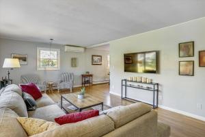 een woonkamer met een bank en een tafel bij Stargazer Cottage in Stowe