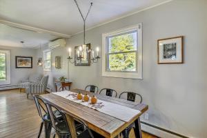 een eetkamer met een tafel en stoelen bij Stargazer Cottage in Stowe