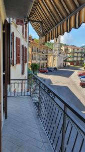 - un balcon dans un bâtiment avec une porte et une rue dans l'établissement La Casetta in Codevilla - Roburent, à Roa Marenca