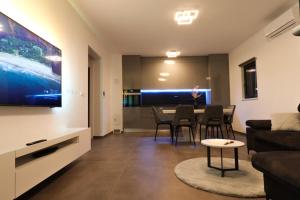 een woonkamer met een bank en een tafel bij Villa Gemini in Zadar
