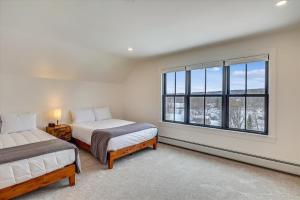 - une chambre avec 2 lits et une fenêtre dans l'établissement Village with a View, à Stowe