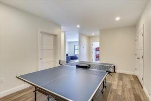 - une table de ping-pong dans une pièce vide dans l'établissement Village with a View, à Stowe