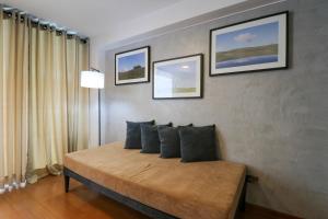 1 dormitorio con 1 cama con 2 cuadros en la pared en Art Deco 1BR with Pool View in Barranco, en Lima