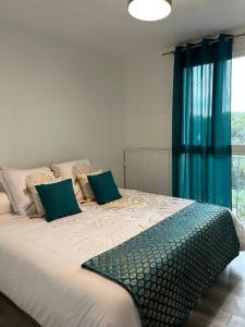 um quarto com uma cama grande e cortinas azuis em T4 jolie vue avec jaccuzzi em Vitrolles