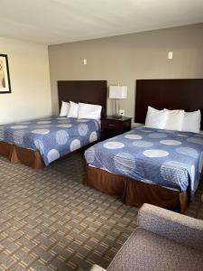 una habitación de hotel con 2 camas en una habitación en New Budget Inn en Eaton