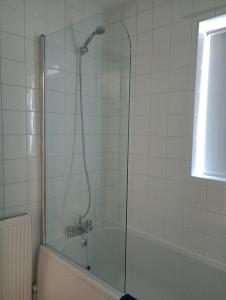 um chuveiro na casa de banho com banheira em Station Retreat em Boldon