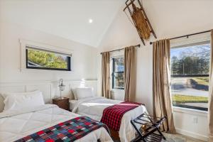 een slaapkamer met 2 bedden en een raam bij Sterling Ridge View in Stowe