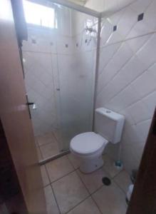 y baño pequeño con aseo y ducha. en Apartamento Próximo ao Ribeirao Shopping, en Ribeirão Preto